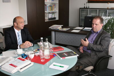 Beim Informationsgespräch (v.l.:): Der Leiter der Arbeitsagentur Elmar Wagner und SPD-Landtagskandidat Michael Simon