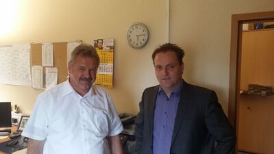 Michael Simon im Gespräch mit ASB-Kreisgeschäftsführer Michael Böhme (links).