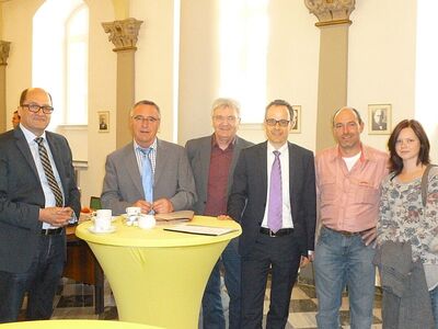 Staatssekretär Günter Kern und Dr. Denis Alt im Kreis der SPD-Fraktion