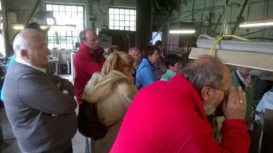 Als Raphael Kuhn die Technik und die Arbeitsweisen in der Schleiferei erklärte, wurde genau hinsehen und hingehört.